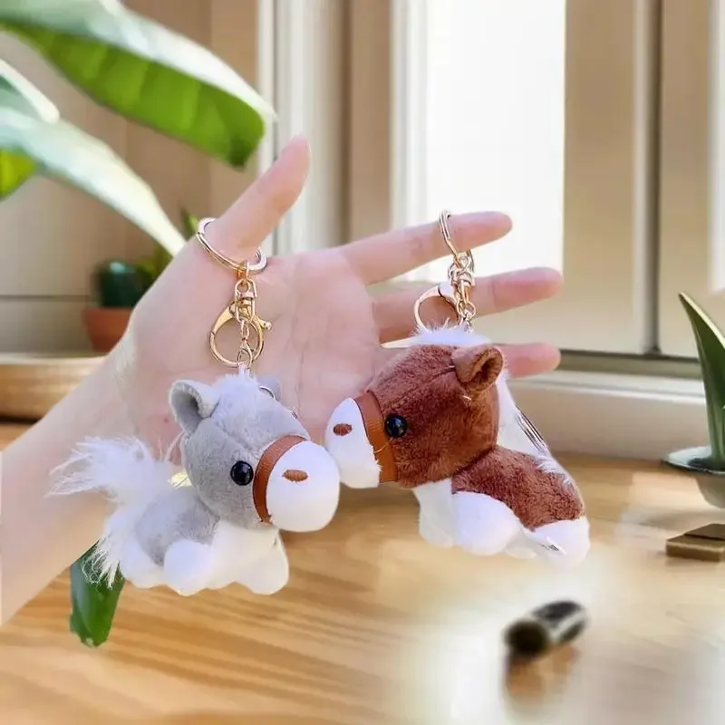 Miękki pluszowy breloczek z koniem; Uroczy pluszowy kucyk z kreskówki; Unikalny prezent na Rok Konia i ozdoba do torby