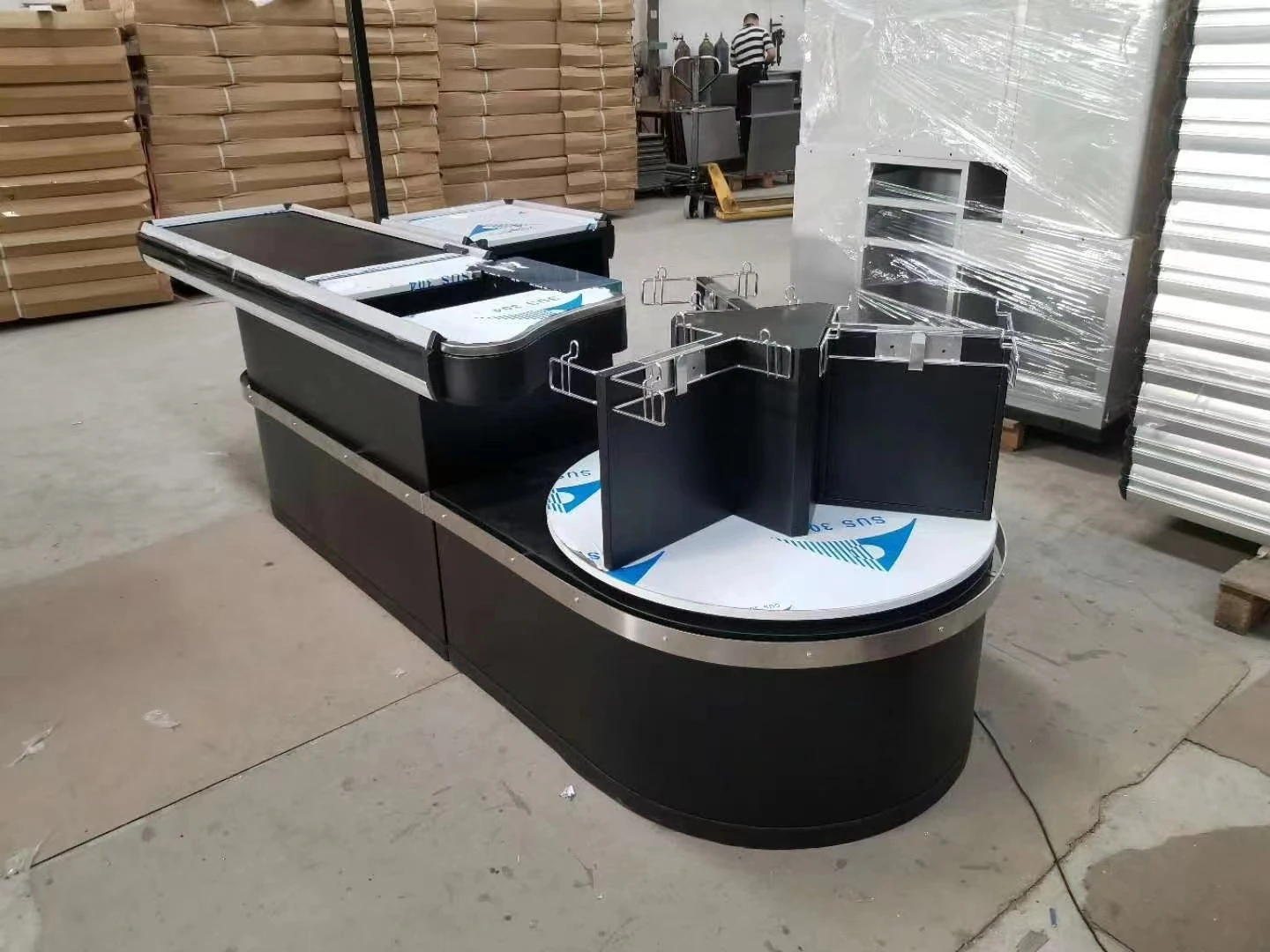 طاولة مكافحة أمين الصندوق، عداد الخروج في السوبر ماركت مع حزام ناقل