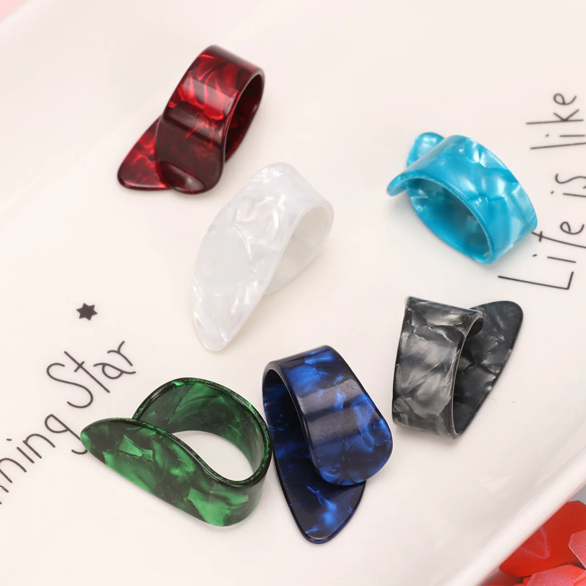 

12Pcs Guitar Picks Thumb Finger Plectrum Celluloid Lightweight Strong for Guitar Bass Practice Smooth Edges Comfortable Feel