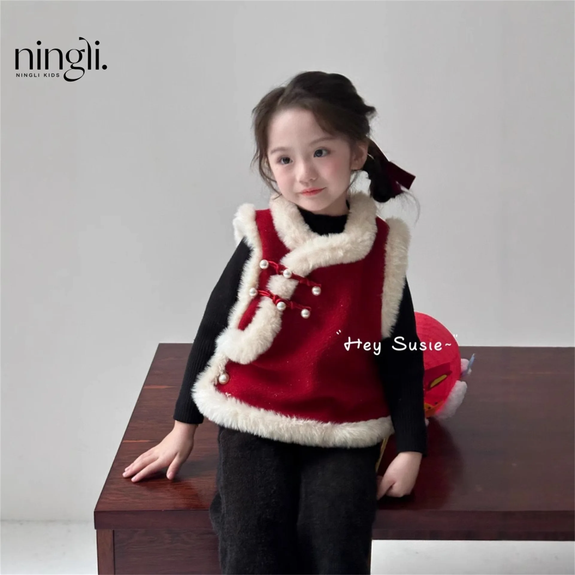 Little Girl New Chinese Style Red Vest Buckle and Velvet, and Wearing Furry Sleeves for A Festive New Year's Clothing