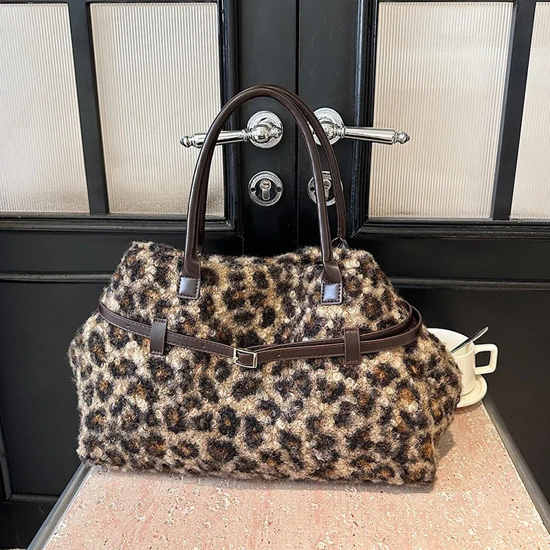 

Fashion Leopard Print Plush Bag for Women in Winter 2025 with A High-end Feel and Large Capacity Plush Commuting Tote Bag Paket