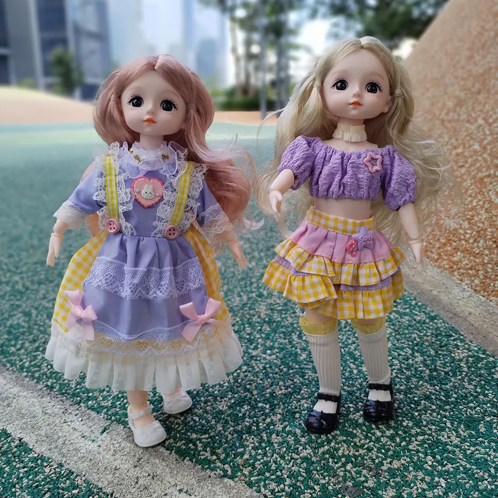 魅力的な28cmの人形は素敵な服を着ています。6歳から10歳の女の子にぴったりの玩具です。BJD人形用の1/6スケールの衣装が付いています。