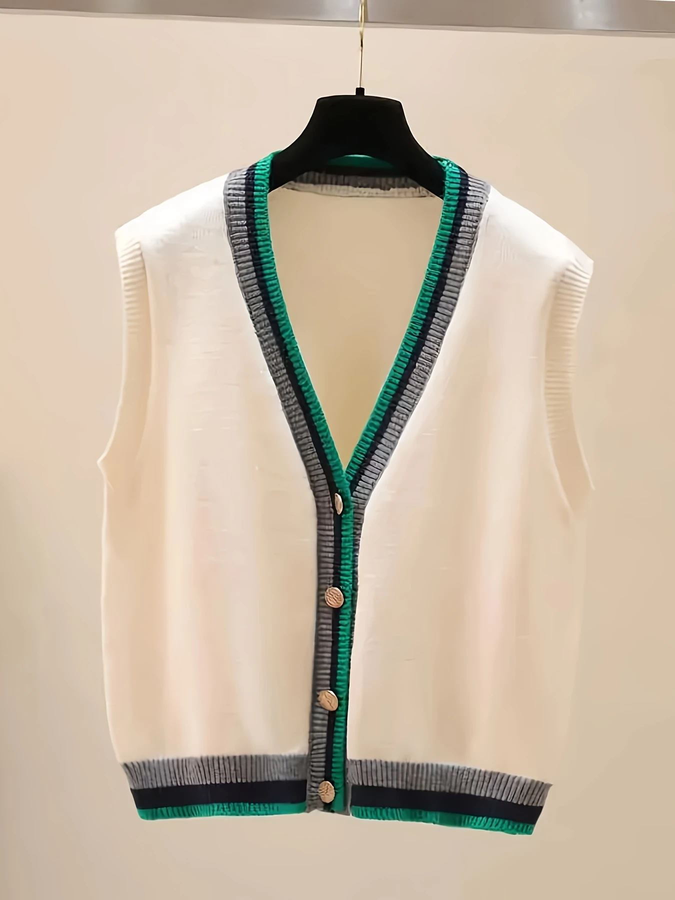 

Женский вязаный жилет-кардиган на весну и лето с контрастным воротником, V-образным вырезом и декоративными пуговицами, повседневный стиль.