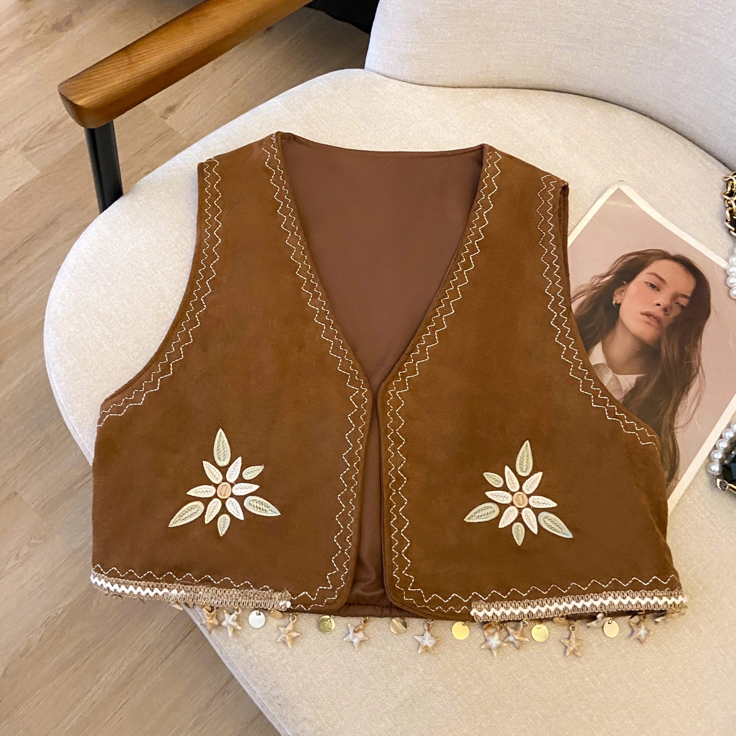 

Женский летний топ из замши с вышивкой и бисером, облегающий, без пуговиц, коллекция 2025 года