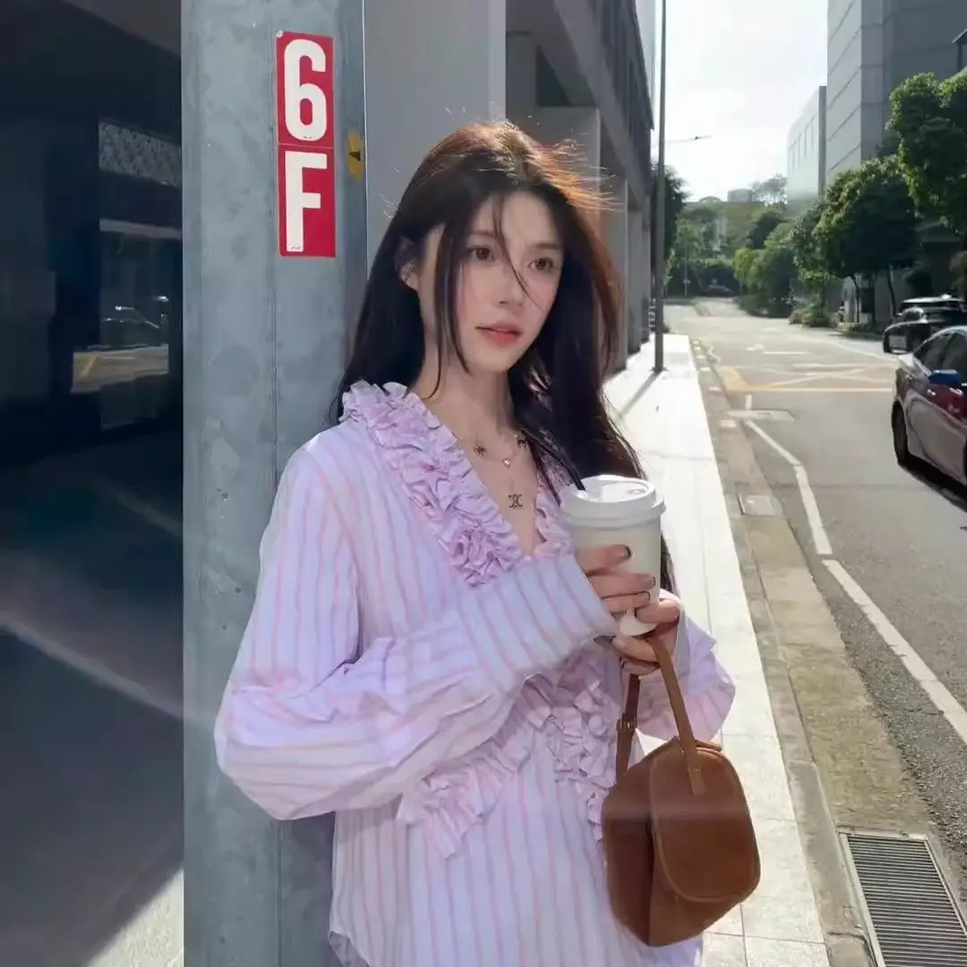 

Светло-розовая полосатая блузка в корейском стиле, весна-лето 202, женская шикарная рубашка с v-образным вырезом и 3D рюшами