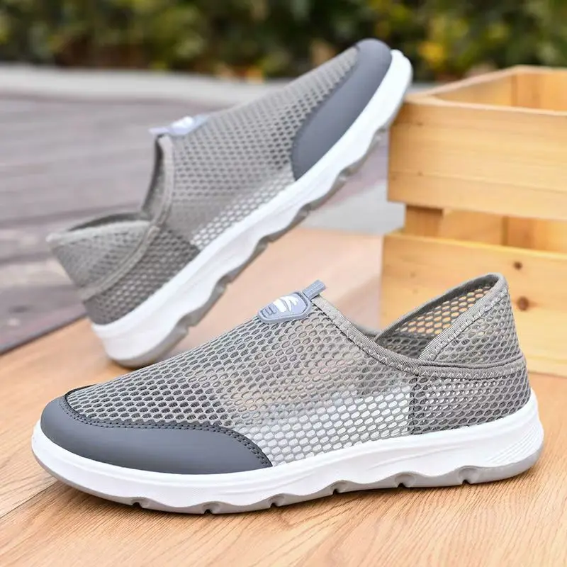 

Мужские летние новые сетчатые полые кроссовки на мягкой подошве, нескользящие легкие дышащие прогулочные туфли без шнуровки с круглым носком двойного назначения