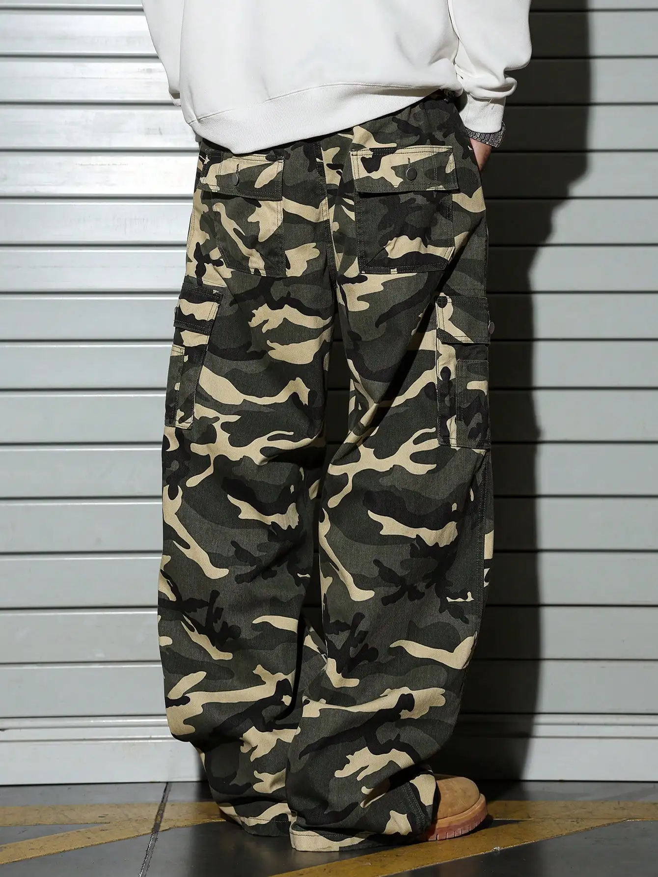 Men's Classic Woodland Camo Wide-Leg Cargo Pants with Multiple Flap Pockets, Y2K Hip-Hop Street Style Camouflage Denim Trousers view 3