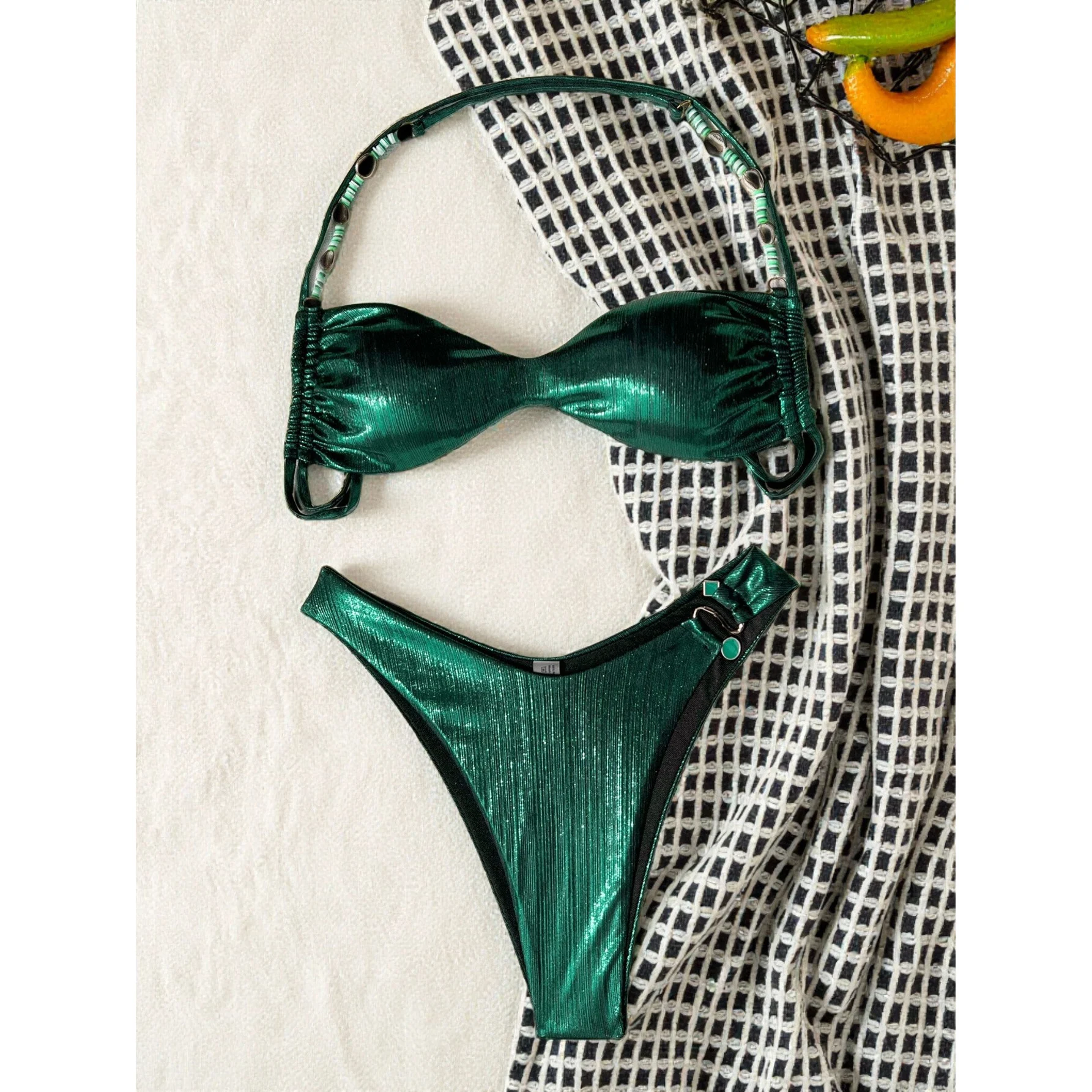 Bikini mit Rüschenbesatz, Neckholder-Ausschnitt und hohem Beinausschnitt, Damen-Badeanzug, zweiteiliges Bikini-Set, gepolsterter Badeanzug, Badebekleidung, Modell V7086. – Detail 4