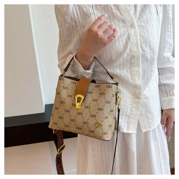 

‌Retro Printed Messenger Bag for Women | 2025 Light Luxury Commuter Shoulder Tote | Portable & Versatile Textured Handbag‌