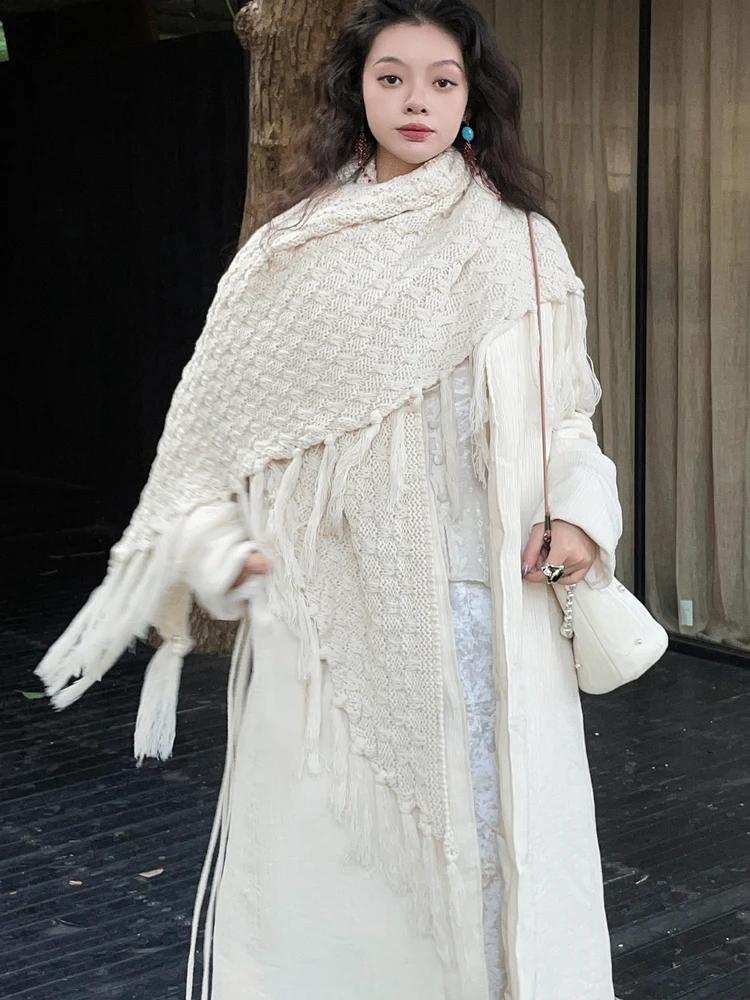 Ian Tsui Zimowa, ocieplana, długa, biała kurtka puchowa z dekoltem w serek, elegancki, damski płaszcz ocieplany, ciepły, wygodny, o luźnym kroju.