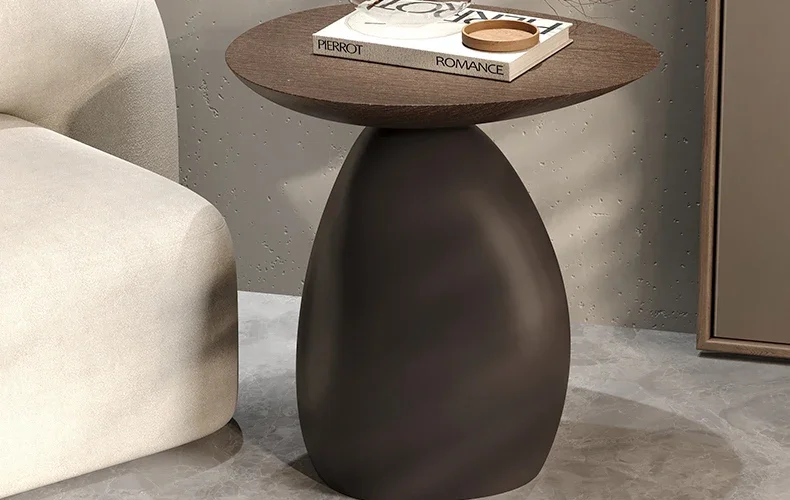 عدد قليل من زخارف السقف إلى الأرض بجوار الأريكة البسيطة، وغرفة معيشة هادئة لتخزين أحجار طاولة القهوة للارتفاع