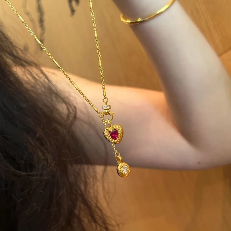 Vintage Ruby Exquisite Texture Heart Shaped Necklace Vintage Luxury diamond inlaid Circular Disc Pendant Banquet Jewelry Gift