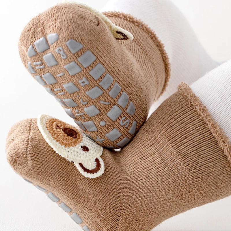 الوليد الشتاء أفخم جوارب يمكن السير بها على الأرض 0-2Year الطفل حلقة الدافئة المضادة للانزلاق منتصف أنبوب جورب لطيف الكرتون الدب جورب الصلبة القطن الاطفال الأحذية
