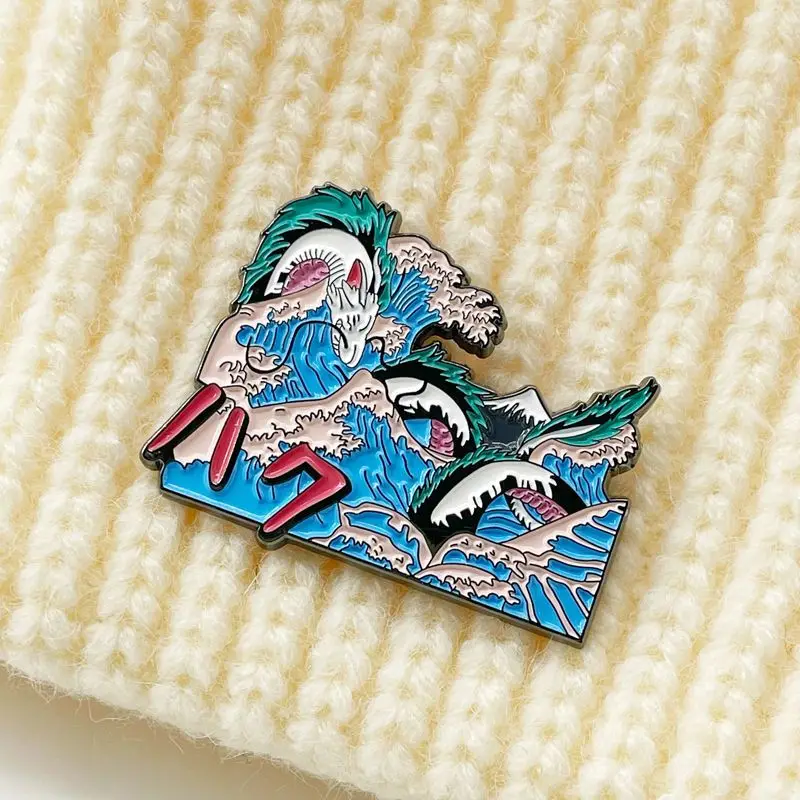 Broche de dragón blanco de Anime peripheral Spirited Away Miyazaki Hayao, insignia de metal, mochila, sombrero, decoración, pin, regalo