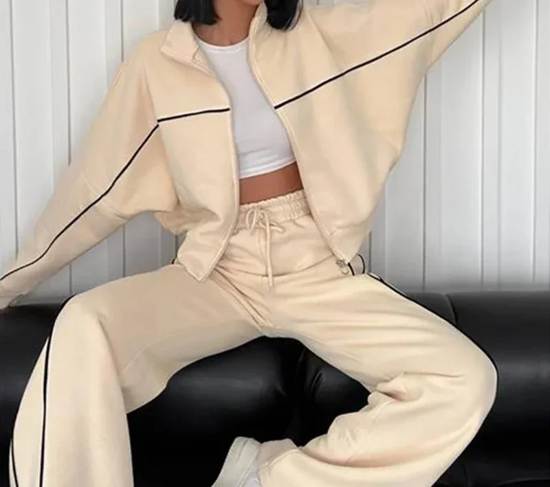 La tuta da donna con cappuccio a T a righe del 2025 è un articolo indispensabile per la moda. Con i stessi pantaloni, è adatto per la primavera