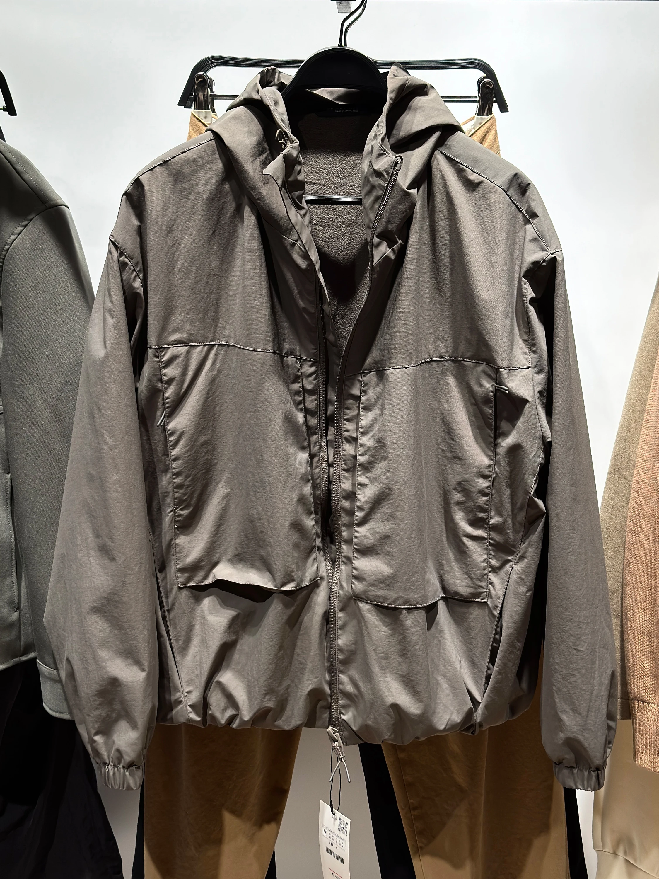 

Теплая куртка из технологичной ткани, новая осенняя мужская одежда, повседневная, с лоскутным дизайном, длинными рукавами, на молнии, с капюшоном