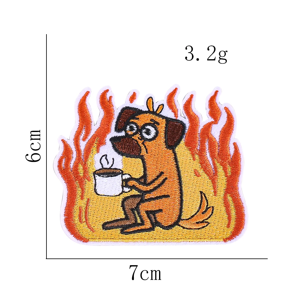 Lustige „This is Fine“ Meme-Aufnäher, sarkastische Feuer-Tier-Stickerei zum Aufbügeln für DIY-Kleidung, Jeans, Rucksäcke, Dekoration – Detail 9