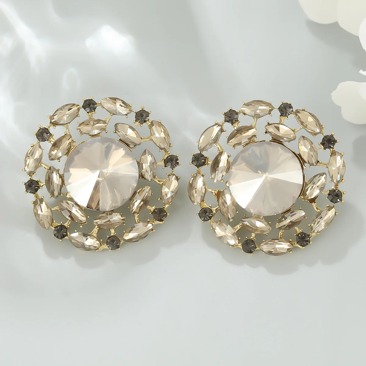 Wind full diamond round earrings niche light luxury rhinestone stud earrings banquet dress super flash high-end versatile earrin