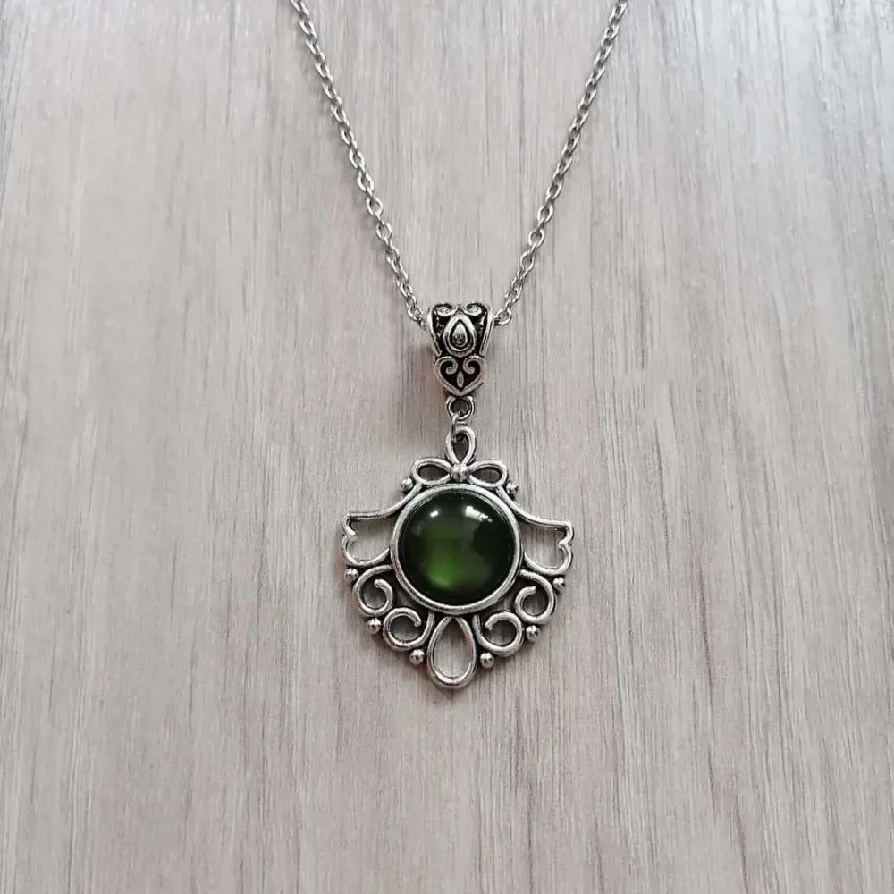Victoria Goth Sliver Color Hollow-out Lacework Round Peacock Green Natural Stone Pendant Necklace for Women Collar Chain Jewelry