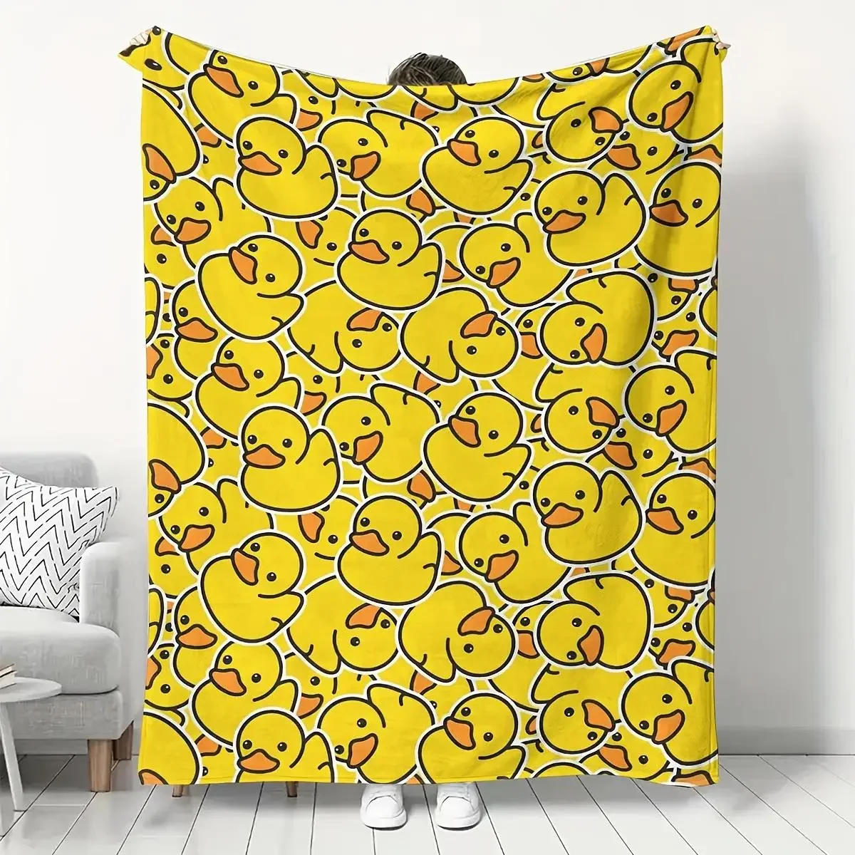 

Cute Yellow Duck Patterned Flannel Blanket Soft Polyester Fiber Smiling Duck Design Perfect for Family Travel Holiday Gifts