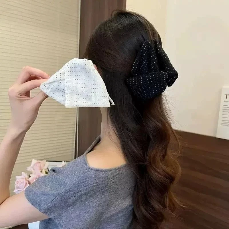Haarspangen mit Polka-Dot-Schleife und Dreieck-Design, starker Halt, rutschfester Griff für halb hochgefrischte Pferdeschwänze, tägliche und festliche Haarstyling-Anwendungen. – Detail 3
