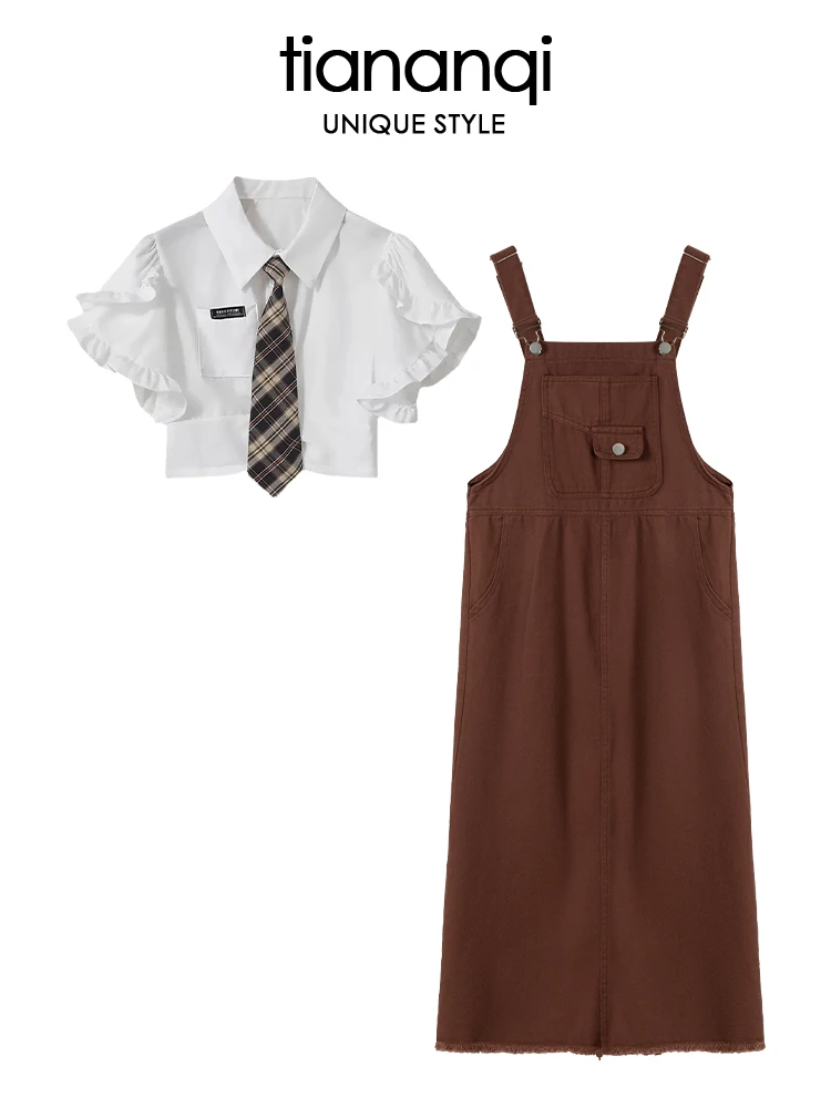 Conjunto de moda de verano para mujer: peto vaquero retro japonés con diseño informal y camiseta blanca a juego.