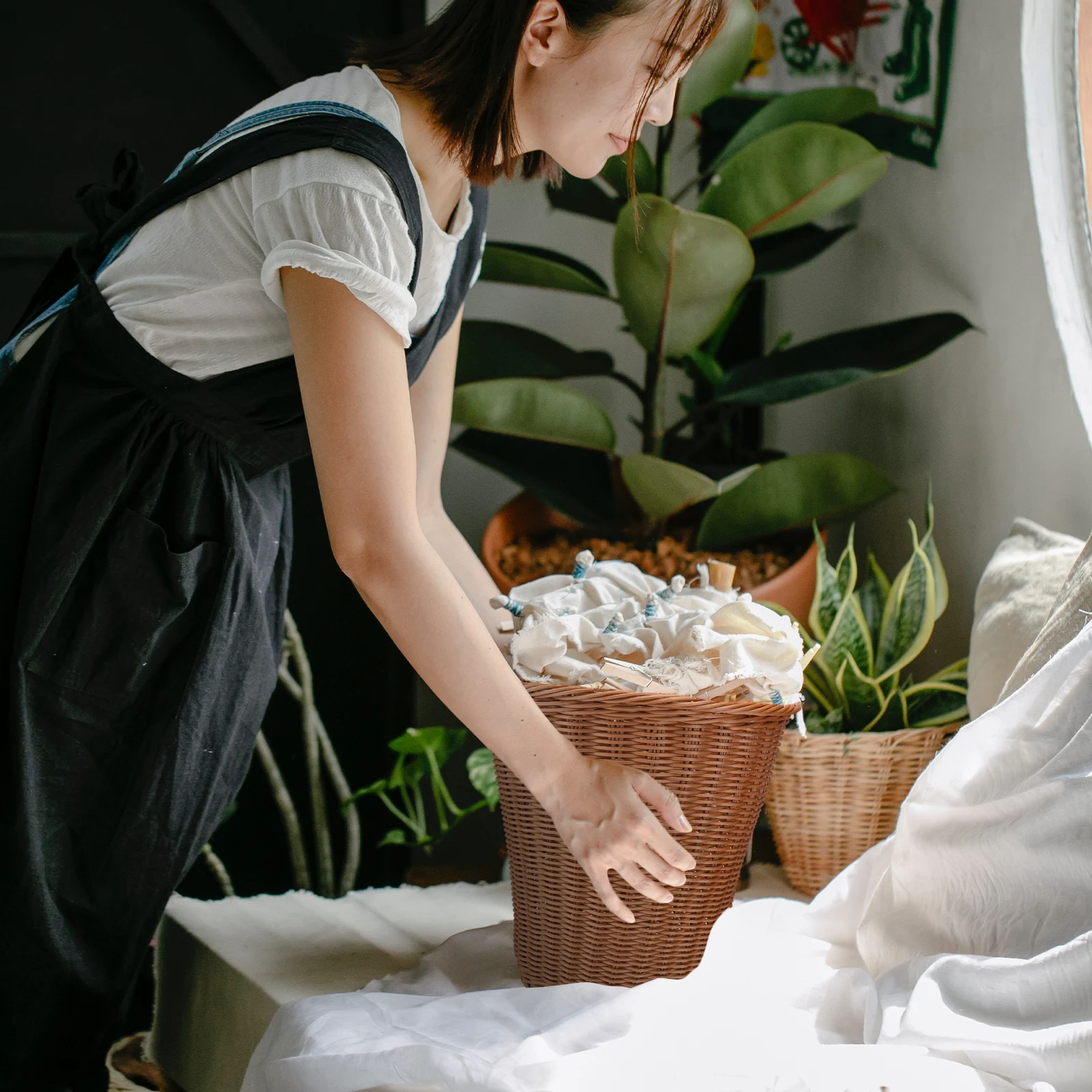 

1Pcs Woven Rubbish Container Natural Rattan Material Elegant Simple Style Trash Basket for Household Office Space Decorative Use