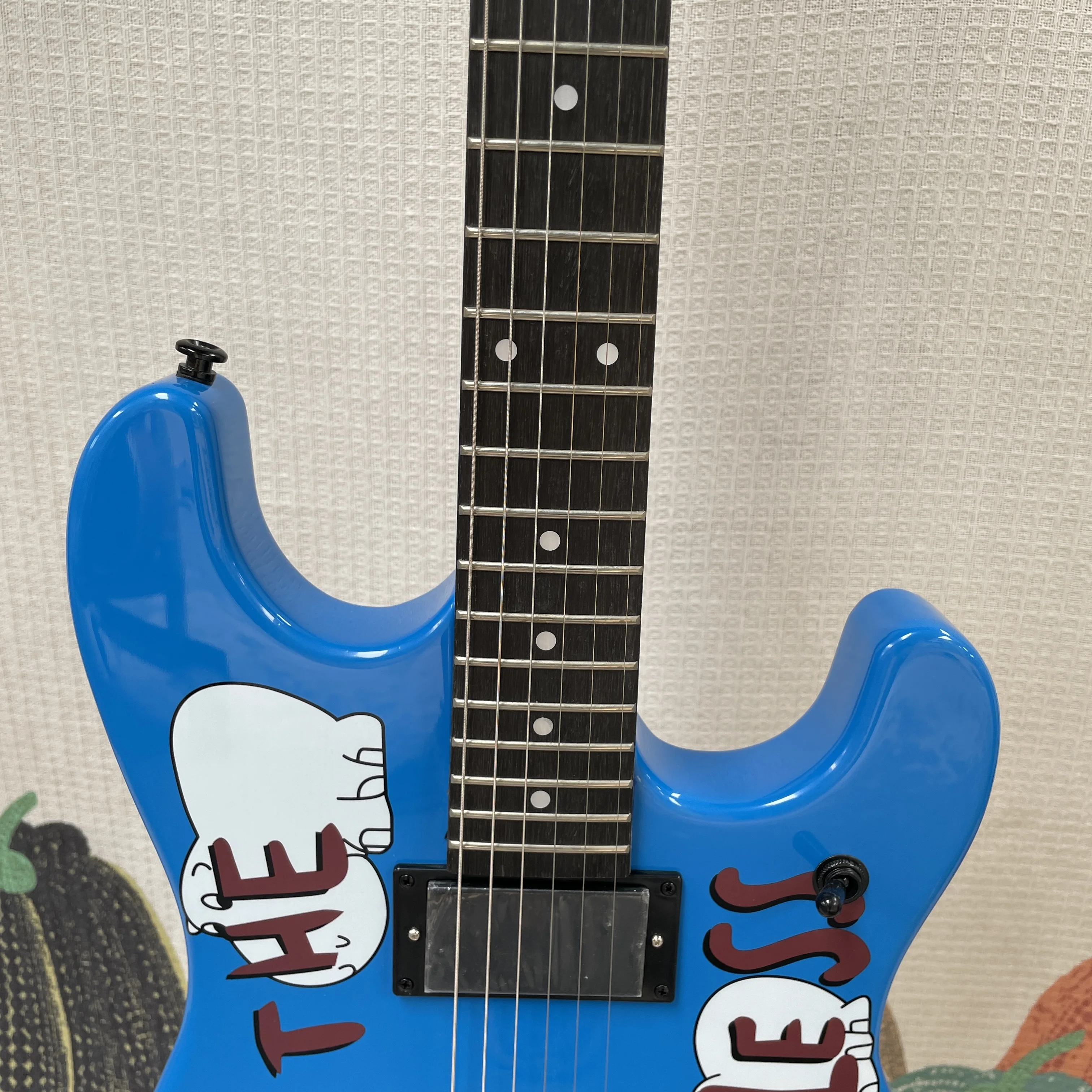 Bright Blue Cartoon Graffiti ElectricGuitar HH Pickups,Tremolo System,Black Hardware Guitars,Professional Speed-Picking Guitarra