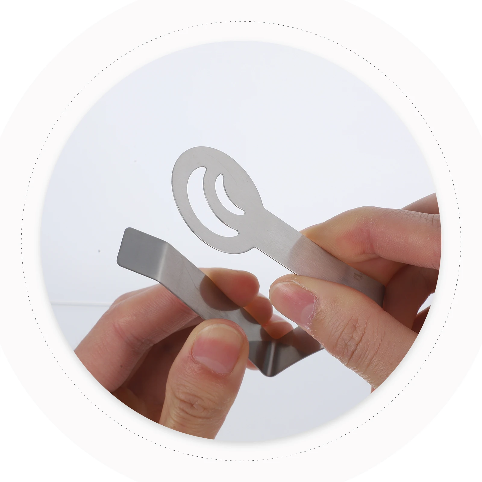 

4pcs Stainless Steel Tablecloth Clips for Outdoor Picnic Rust Proof Adjustable Clamps Holders Fix Tablecloths Prevent