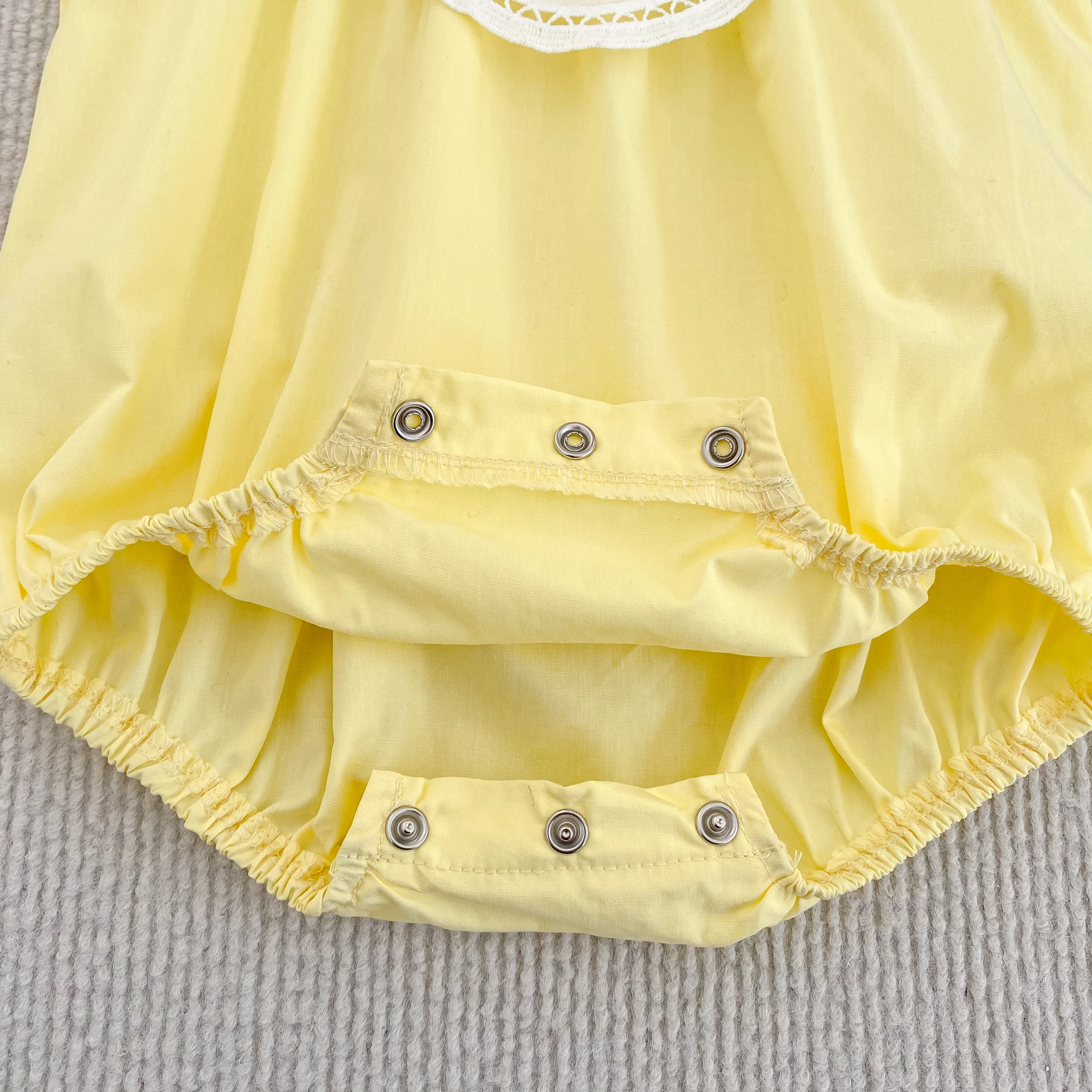 0-24M Baumwolle Sommer Baby Mädchen Kleidung Neugeborenes Baby Mädchen Strampler Ärmelloser Blütenblatt-Kragen Overall – Detail 24