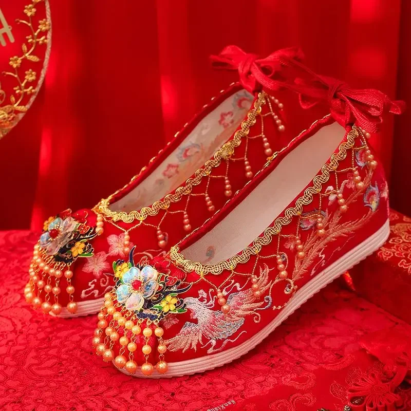 2023 alte Hanfu Schuhe Frauen chinesischen Stil rote Quaste Xiuhe Hochzeits schuhe interne Höhe erhöhen 3,5-6cm Braut Hochzeits schuhe