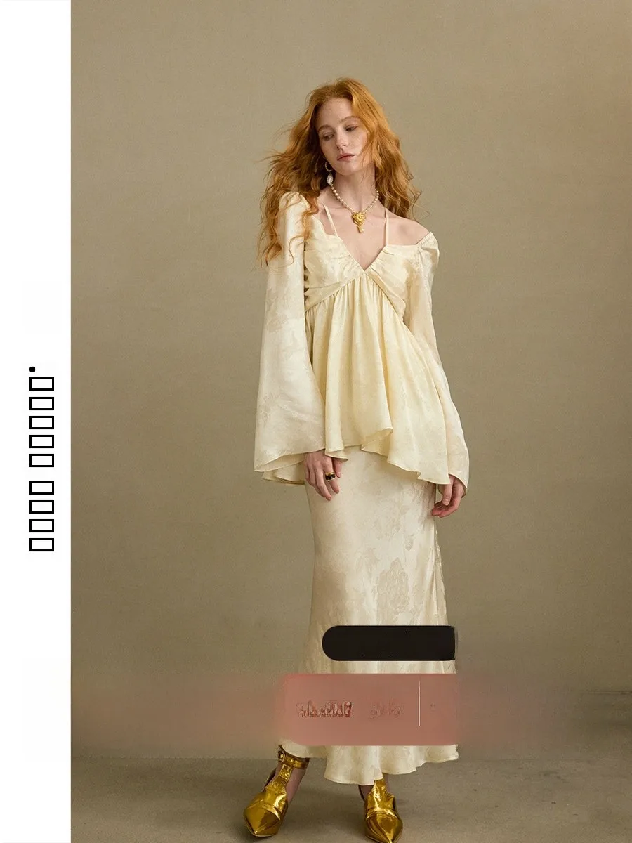 

Шелковый комплект из двух предметов: винтажный длинный топ с рукавами и юбка. Осенний модный ансамбль.