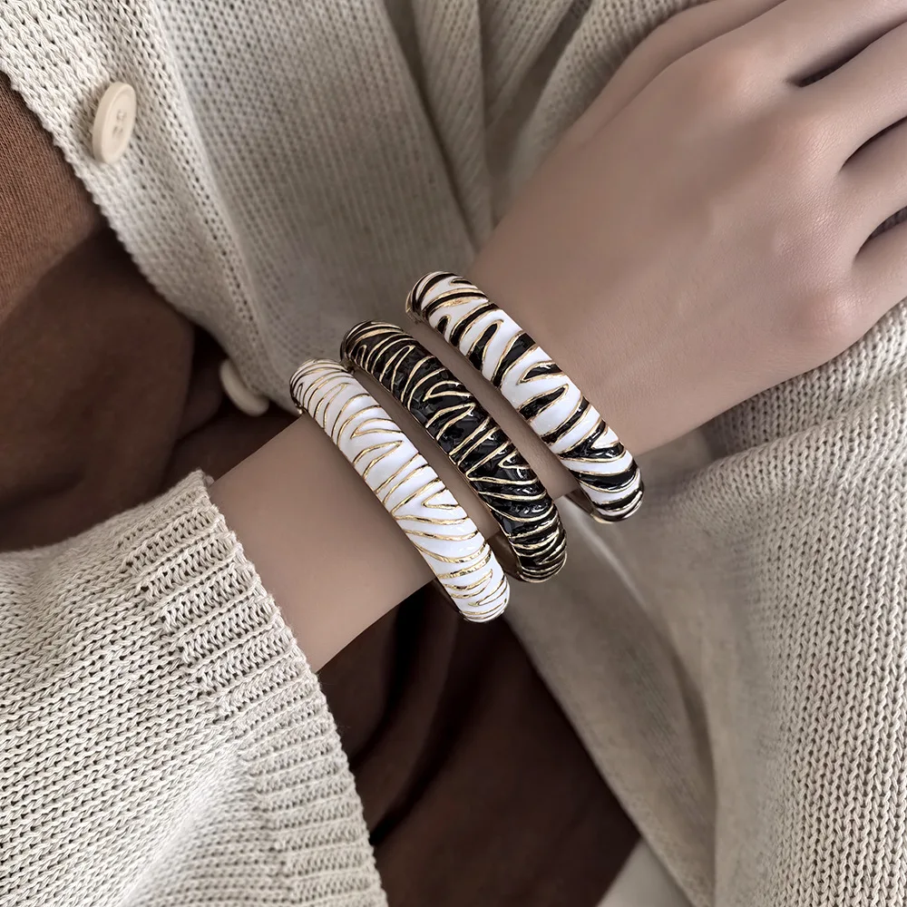 Zebra Pattern Bangle for Women Minimalist Delicate Cold Style Bracelet Elegant Personality Wrist Hand Jewelry Fashion Female Acc