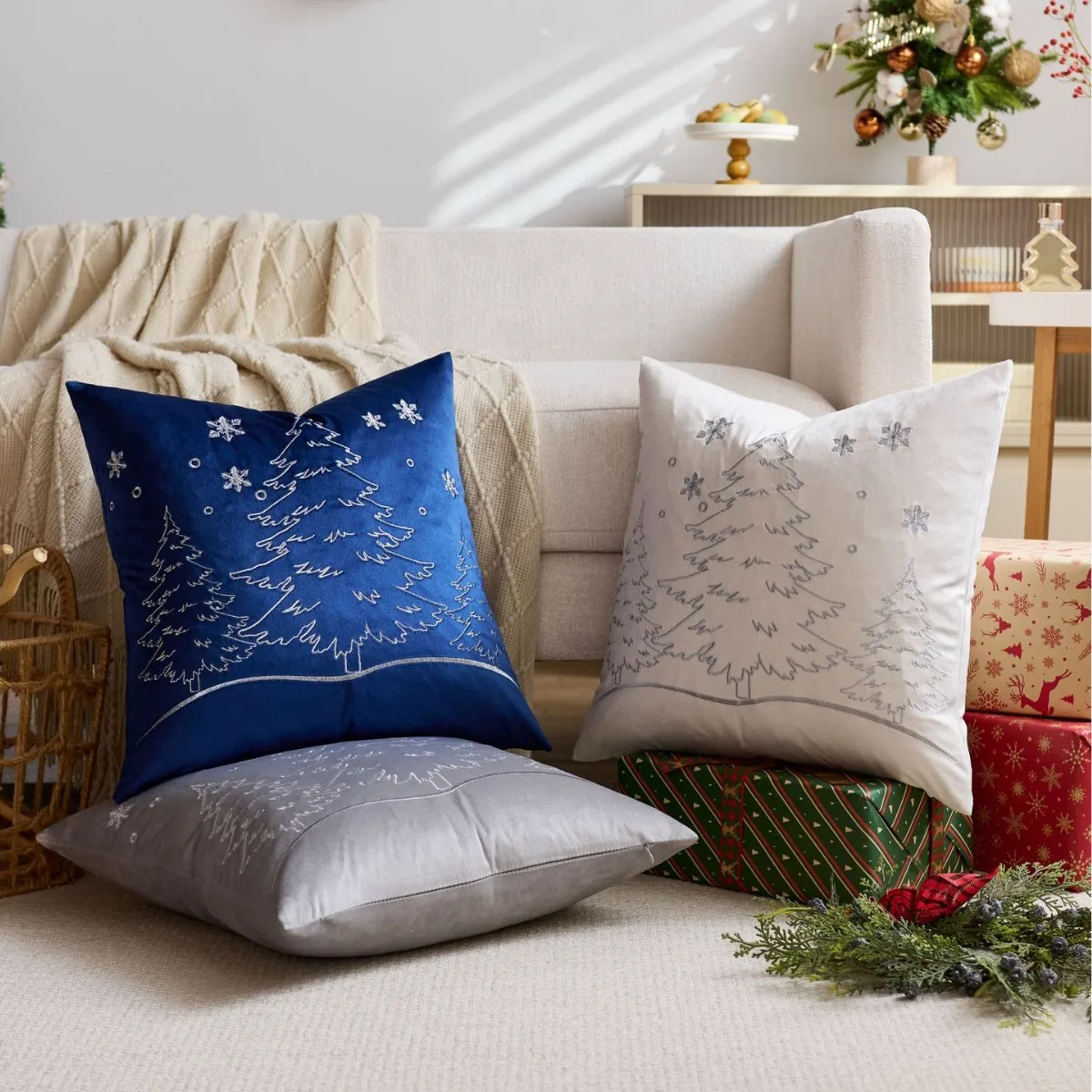 

Christmas Tree Pillow Cover 45x45cm Silver Gold Velvet Snowflake Red Green Cream Beige Home Decoration Cushion Cover Living Room