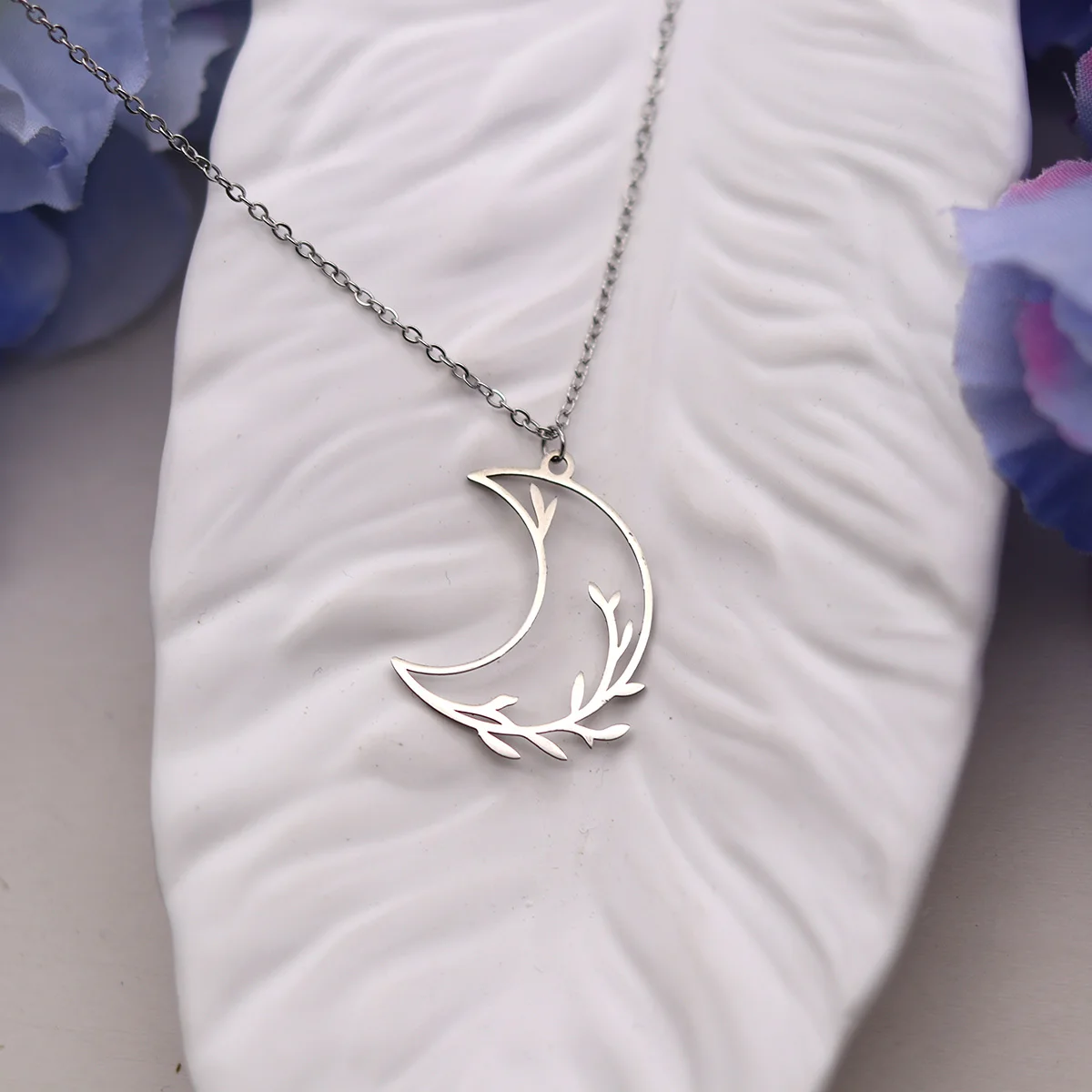 قلادة كينيتيال من الفولاذ المقاوم للصدأ على شكل هلال على شكل قمر مع تصميم فرع رقيق مثالي للارتداء اليومي #6