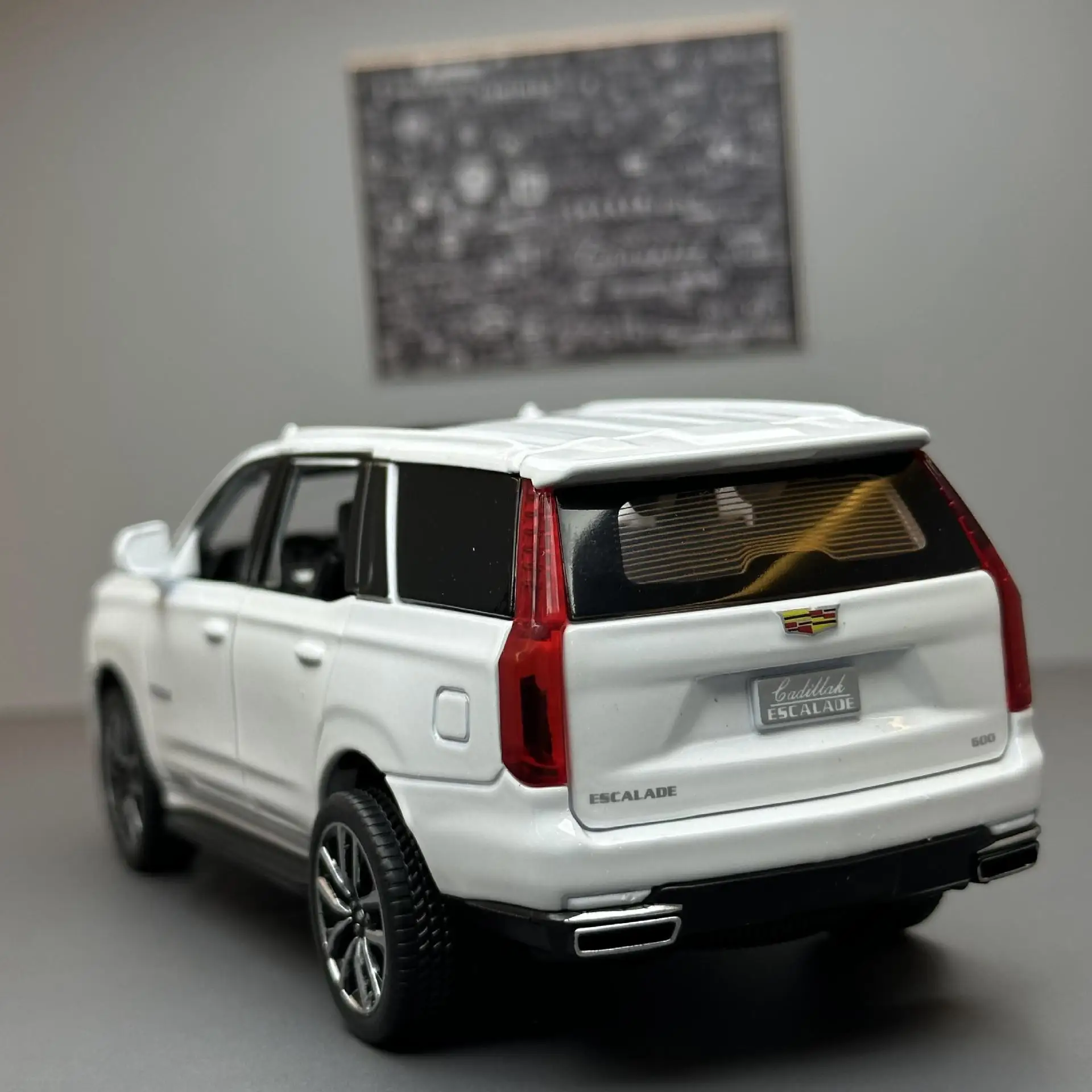 Cadillac Escalade – modèle de voiture en alliage, Collection de Simulation, jouet d'ornement, véhicule tout-terrain, son et lumière, 1:32