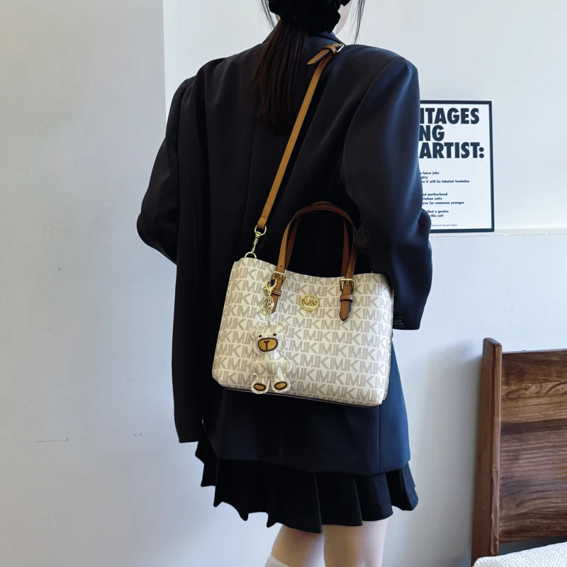 

High quality crossbody bag with retro fashionable texture leather bag, outdoor casual women's zipper shoulder bag