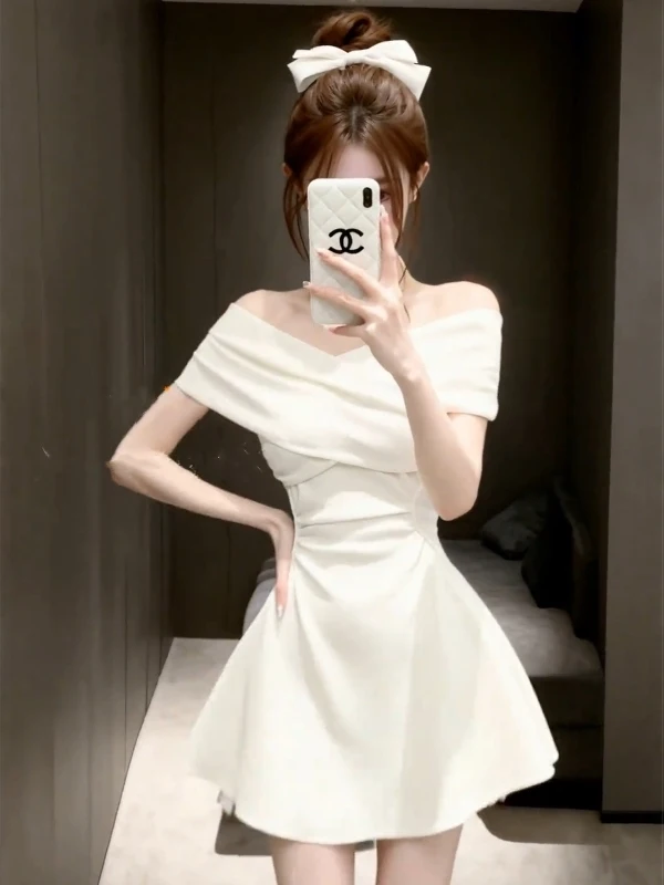 

Летнее модное белое платье с V-образным вырезом и одним открытым плечом, женское короткое платье А-силуэта с завышенной талией во французском стиле из мягкой ткани