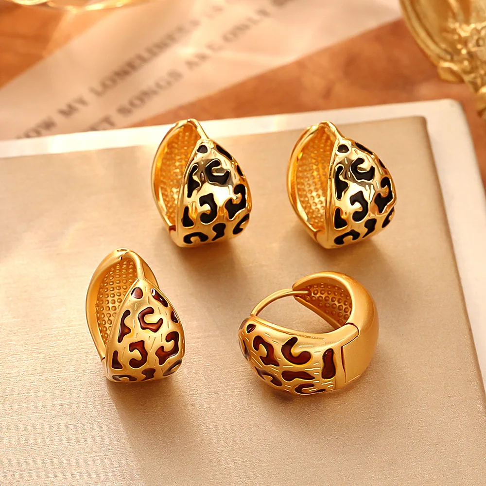

Retro golden leopard print ball earrings, niche design, fashionable and unique earrings, exquisite and versatile earrings