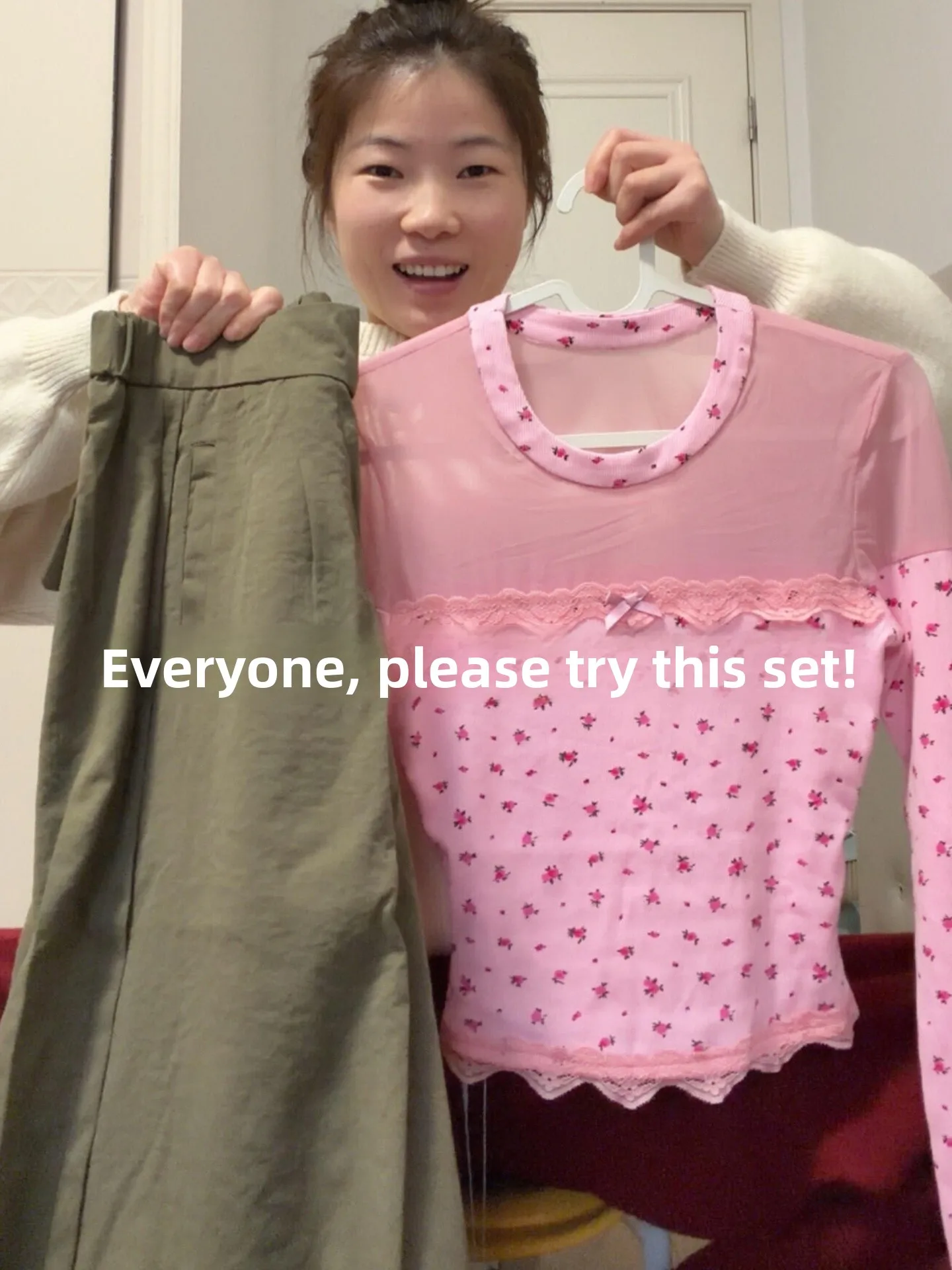 

Новинка 2026: Комплект из двух предметов — брюки и топ, цвет «Допаминовый розовый», уникальный, красивый, высококачественный, для весны и осени, в стиле Sweet Sle