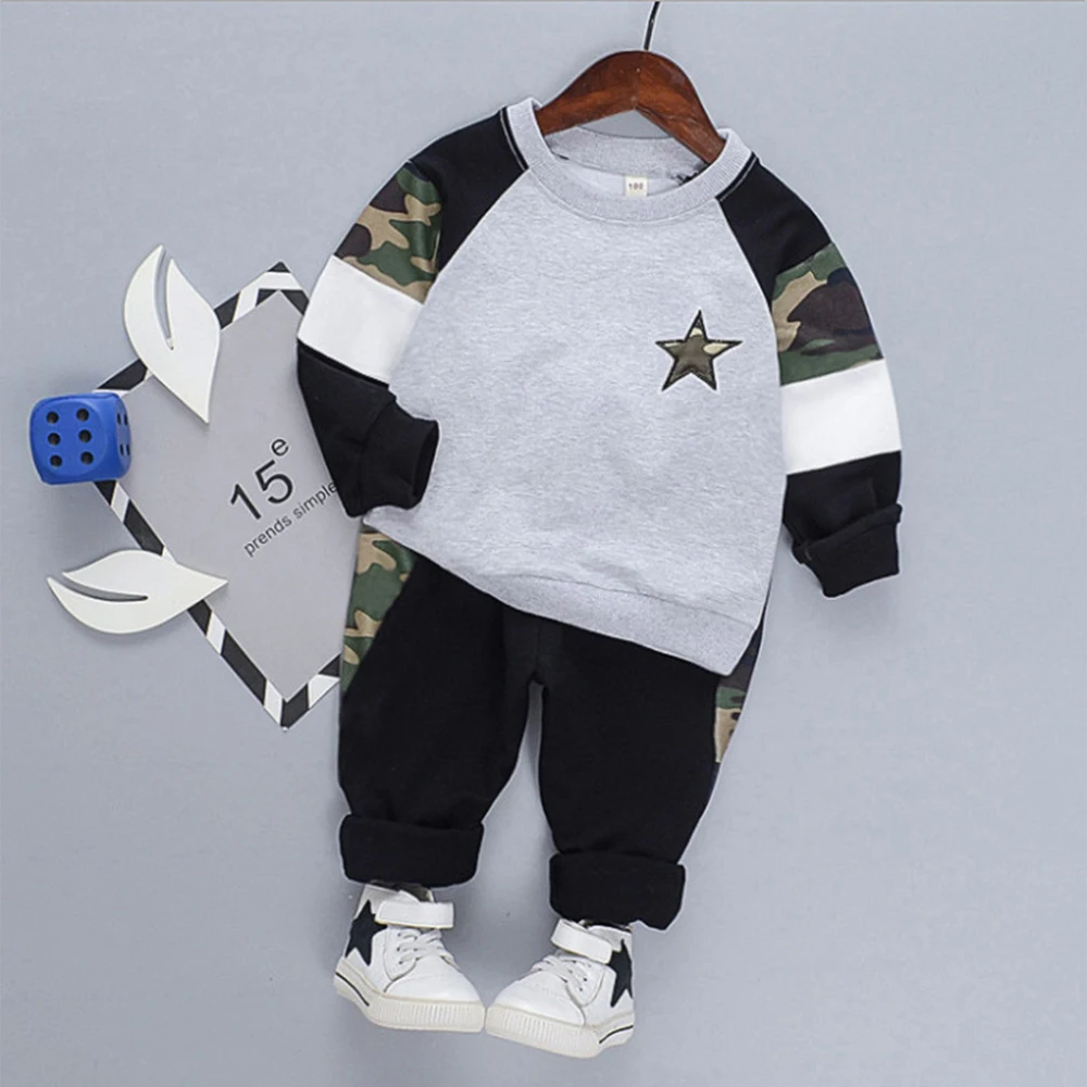 

PatPat 2-piece Toddler Boy 100% Cotton Star Camouflage Print Raglan Sleeve Pullover and Black Pants Set