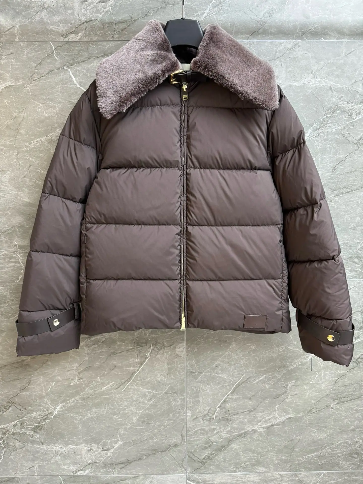 2025 Nueva chaqueta de plumón para mujer, abrigo de invierno con cuello de piel sintética, cálido a prueba de viento de primera calidad, plumón de pato blanco 90%, moda