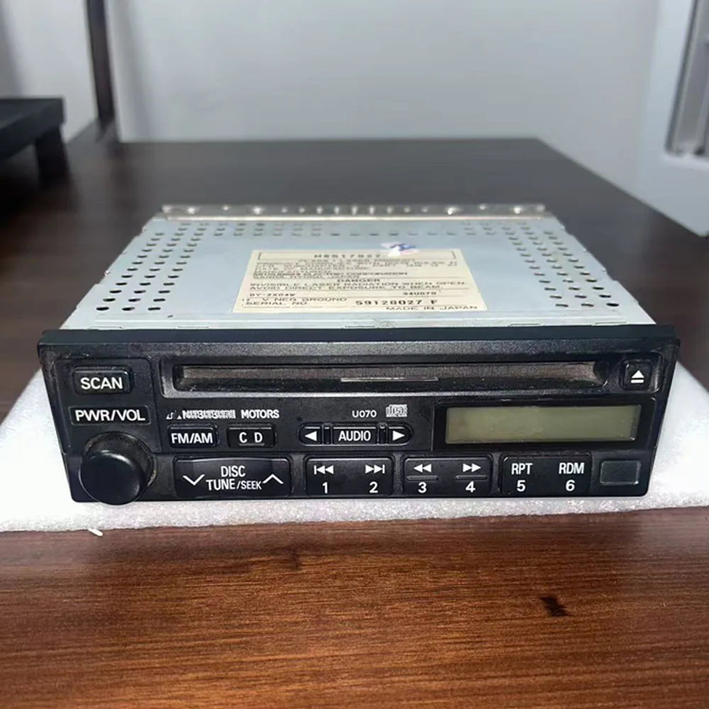 High-quality Japanese-made For Mitsubishi original car CD player for MP3. The car audio system features a fast CD reading disc.