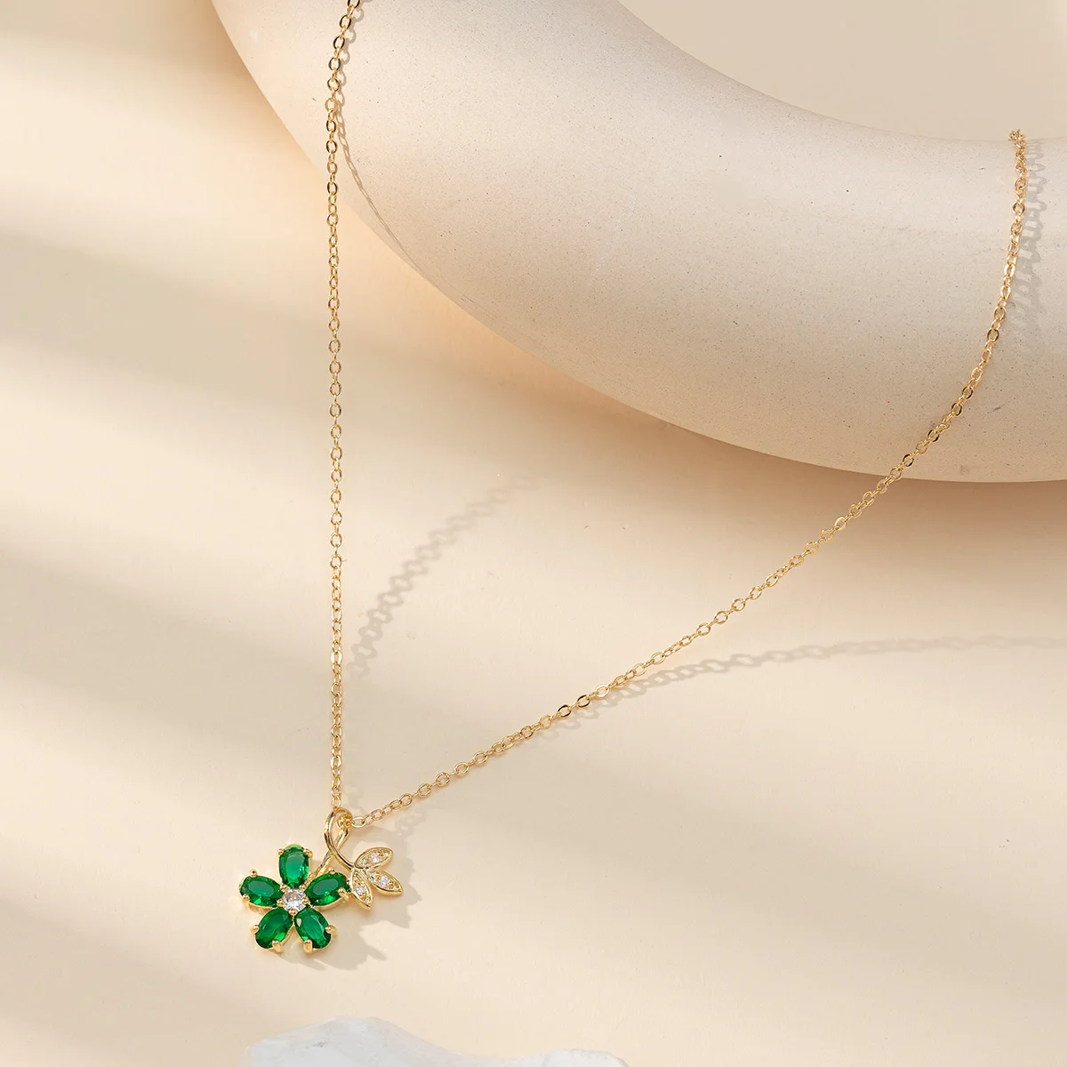 

Vintage Light Luxury Flower Copper with Emerald Zirconia Fashion Flower Pendant