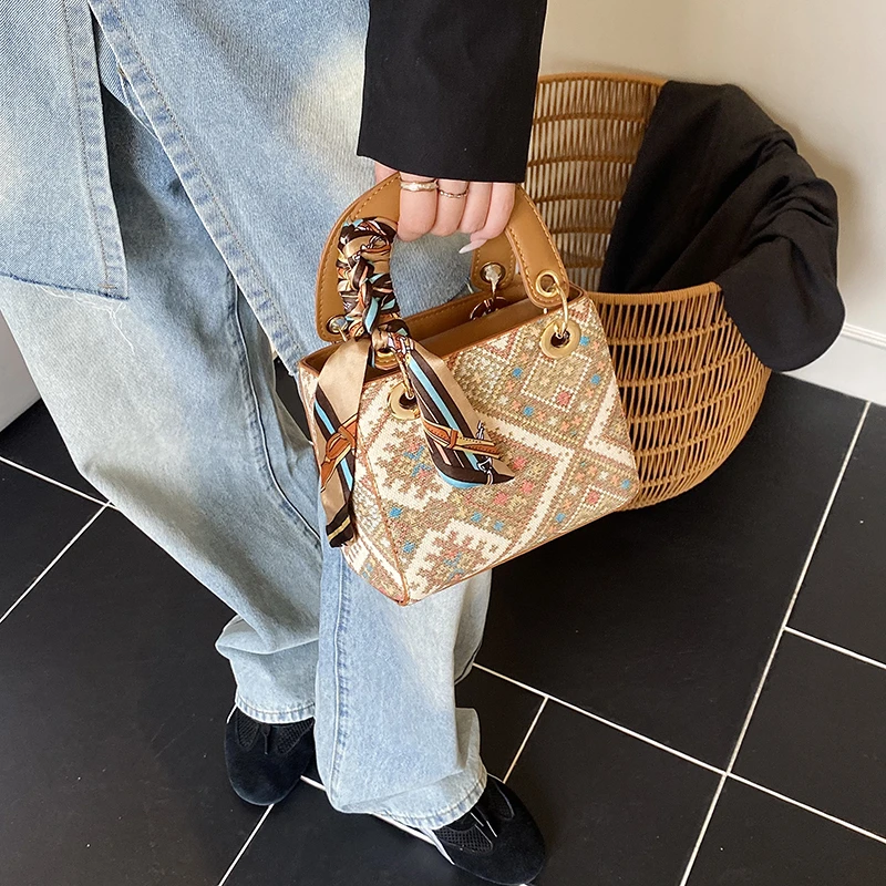 

Модная простая сумка через плечо большой вместимости в винтажном стиле для отдыха и повседневной элегантности