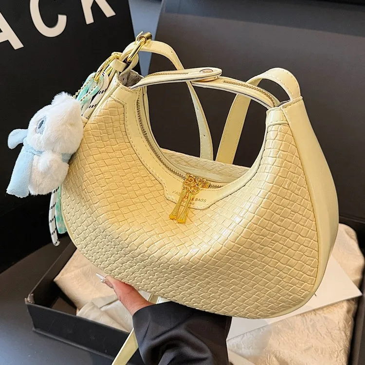 Borsa di design di piccola nicchia per donna 2025 Nuova borsa a tracolla versatile estiva Versione coreana Borsa per gnocchi casual a mano