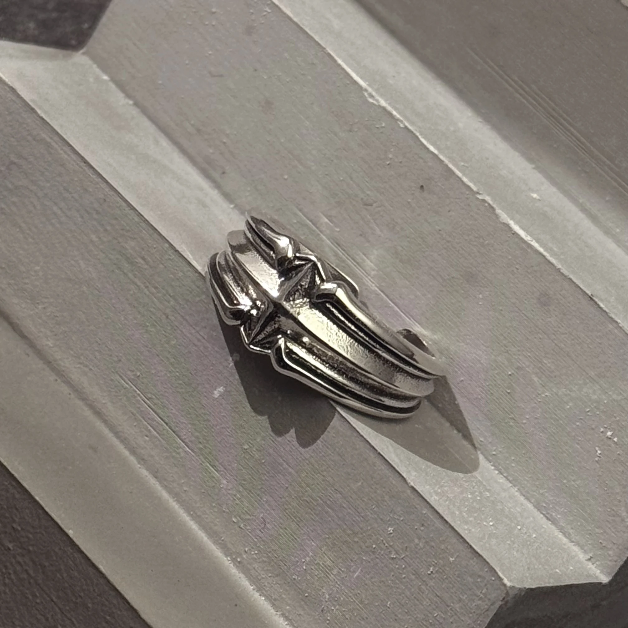 Retro „Astral“ Stern-Ring, verstellbar, offener Ring für Herren, versilbertes Messing, Punk, Gothic, edgy Schmuck, trendige Accessoires, Unisex-Geschenk – Detail 11