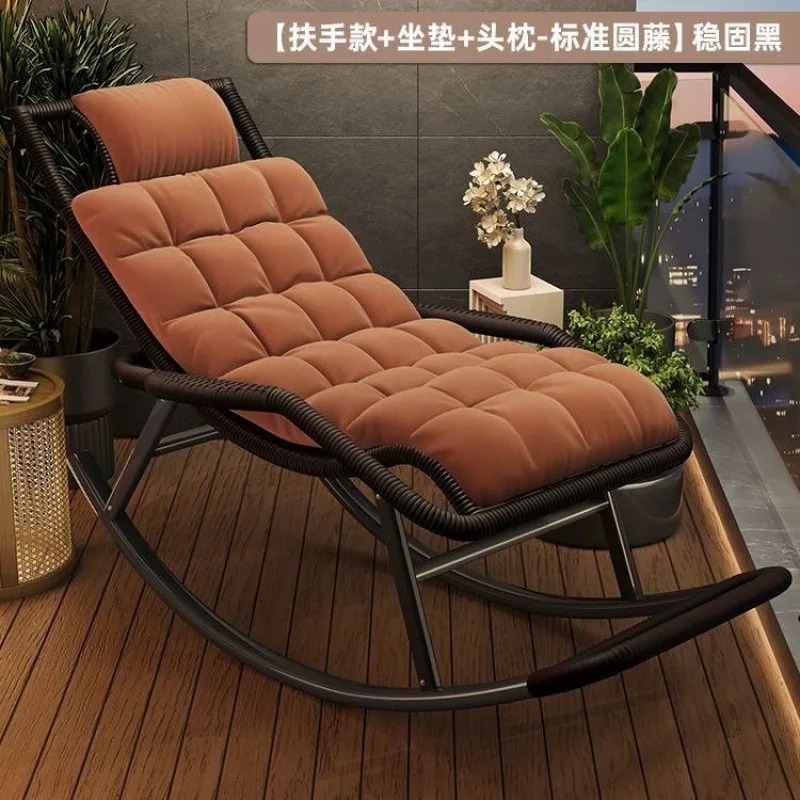 كرسي هزاز جديد من الخيزران في الهواء الطلق قيلولة رجل عجوز كسول