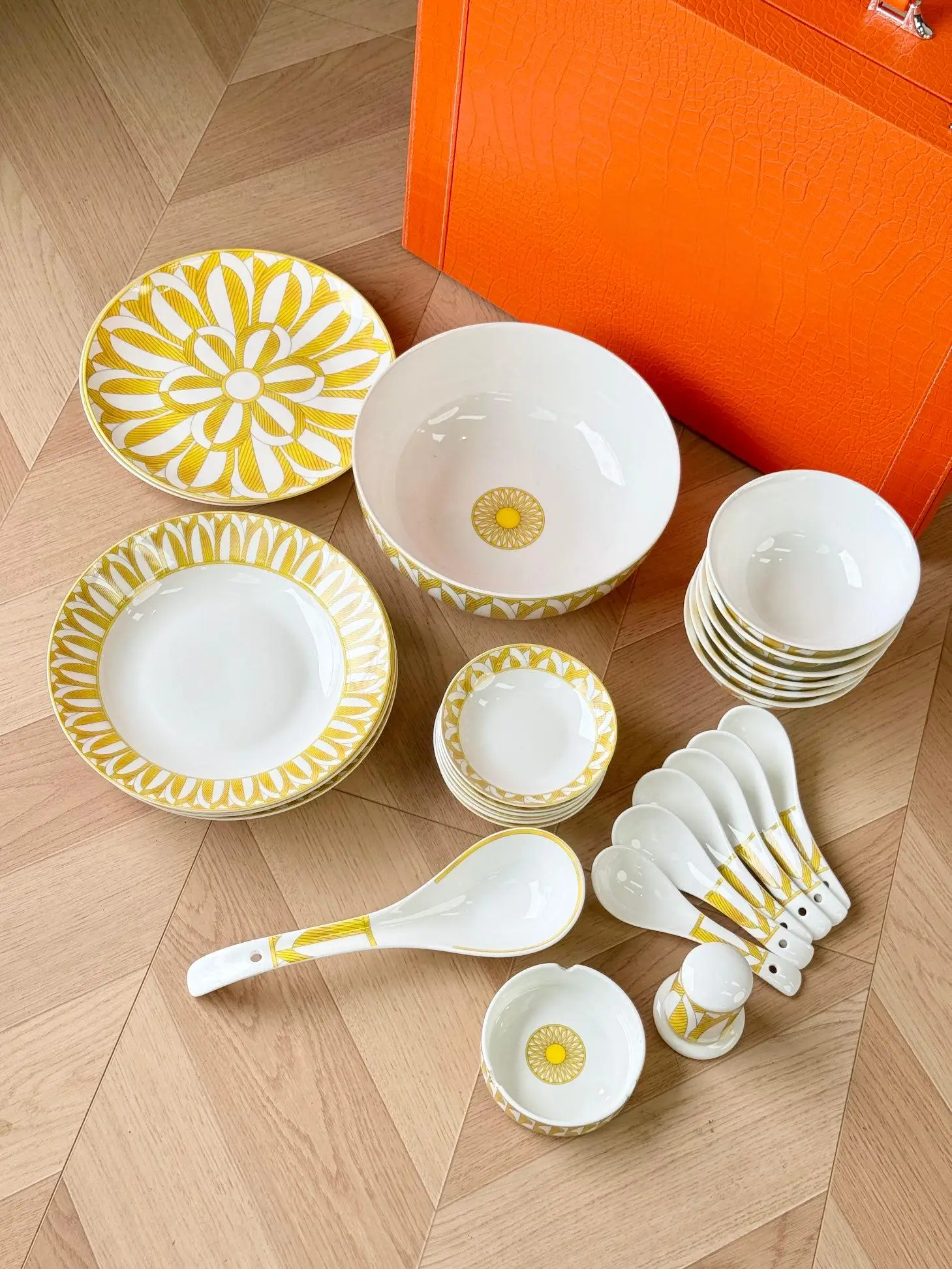 يجب اقتناؤه لتناول الطعام في الهواء الطلق والمطبخ: مجموعة أدوات مائدة فاخرة مكونة من 28 قطعة بما في ذلك الأطباق والملاعق والأطباق.