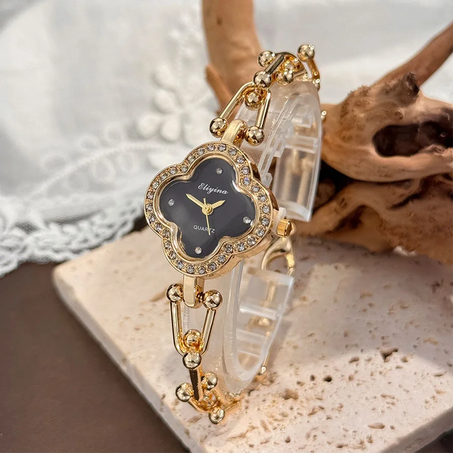 Reloj de cuarzo para mujer a la moda con pulsera de cadena en forma de U DiamondLuxuryReloj de pulsera para mujer con sensación de alta gama y trébol de cuatro hojas
